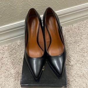 Black pumps